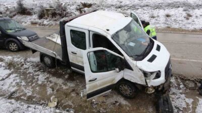 Kastamonu’da, kar yağışı nedeniyle kayan bir kamyonetin şarampole devrilmesi sonucunda