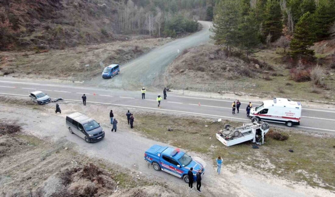 Kastamonu’da meydana gelen trafik kazasında kamyonet, otomobille çarpışarak şarampolde devrildi.