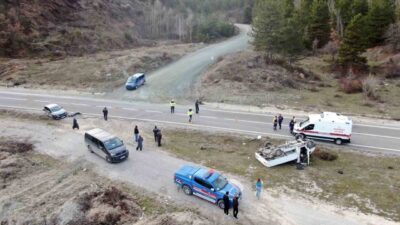 Kastamonu’da meydana gelen trafik kazasında kamyonet, otomobille çarpışarak şarampolde devrildi.