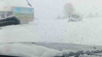 Kastamonu’da, yoğun kar ve tipi nedeniyle kara saplanan bir yolcu