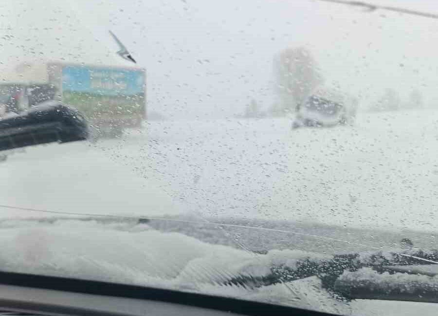 Kastamonu’da, yoğun kar ve tipi nedeniyle kara saplanan bir yolcu