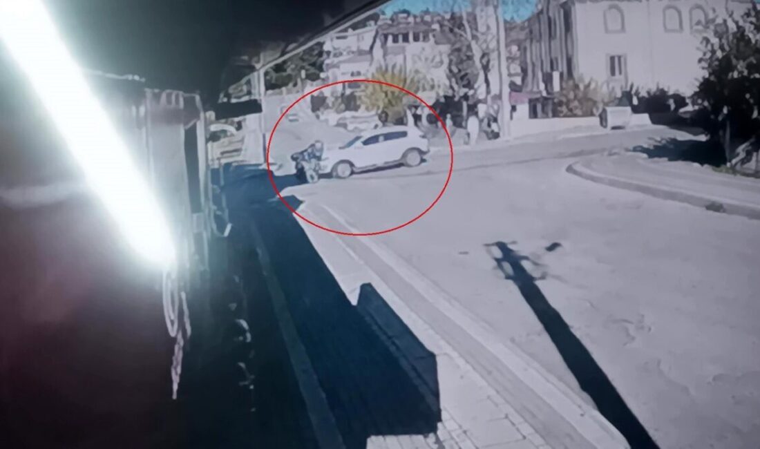 Manavgat ilçesinde meydana gelen trafik kazasında, bir motosiklet ile otomobil