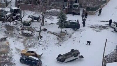 Malatya’da, kar yağışı ve buzlanma sonucu park halindeki bir aracın