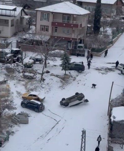 Malatya’da, kar yağışı ve buzlanma sonucu park halindeki bir aracın