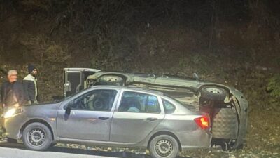 Adıyaman’da, kayganlaşan zeminde kontrolü kaybeden bir araç şarampole devrildi. Bilgilere