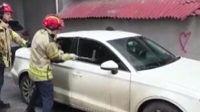 Pendik Kaynarca bölgesinde bir aracın içinde mahsur kalan çocuk, vatandaşların