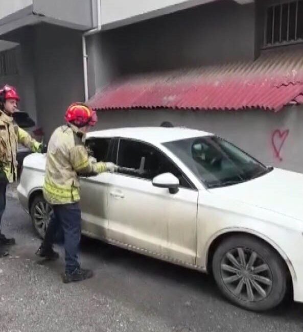 Pendik Kaynarca bölgesinde bir aracın içinde mahsur kalan çocuk, vatandaşların