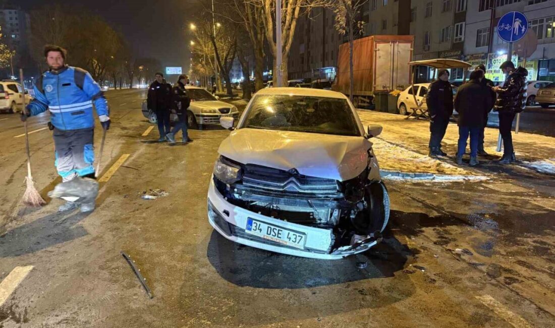 Kayseri’nin Kocasinan ilçesinde meydana gelen trafik kazasında iki otomobil çarpıştı