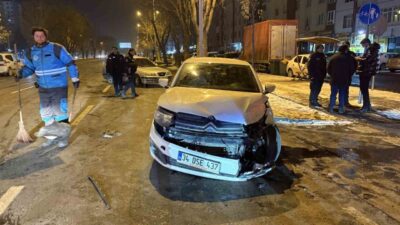 Kayseri’nin Kocasinan ilçesinde meydana gelen trafik kazasında iki otomobil çarpıştı