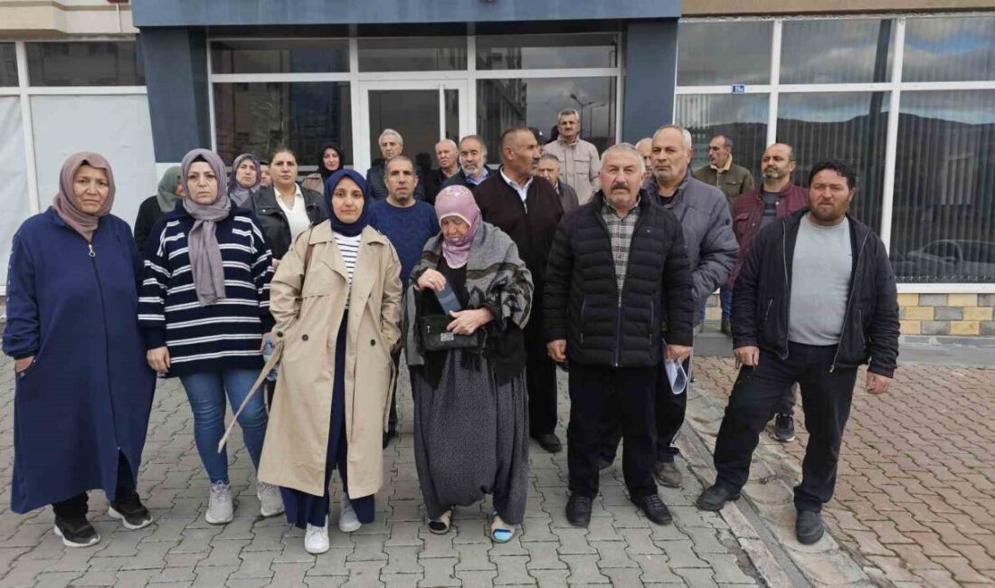 Kayseri’de, bir grup vatandaş, evlerini teslim etmeyen ve dolandıran müteahhidin