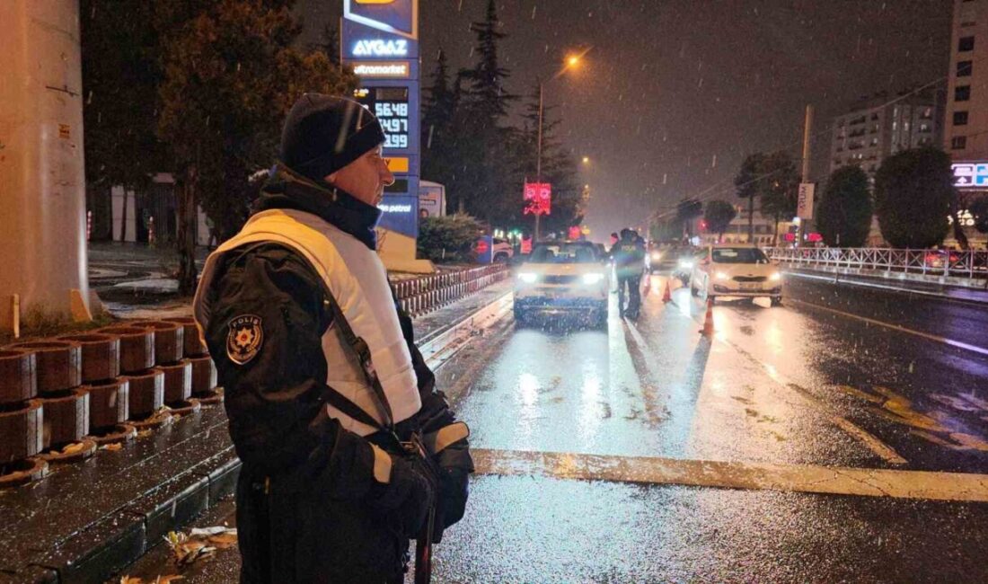 Kayseri’de, vatandaşların yeni yıla huzurlu bir şekilde girmeleri için polis