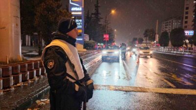 Kayseri’de, vatandaşların yeni yıla huzurlu bir şekilde girmeleri için polis