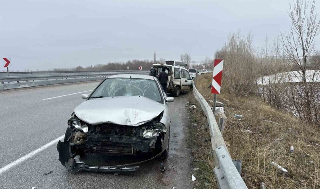 Çorum’un Alaca ilçesinde, bir hafif ticari araç kaza yaptıktan sonra
