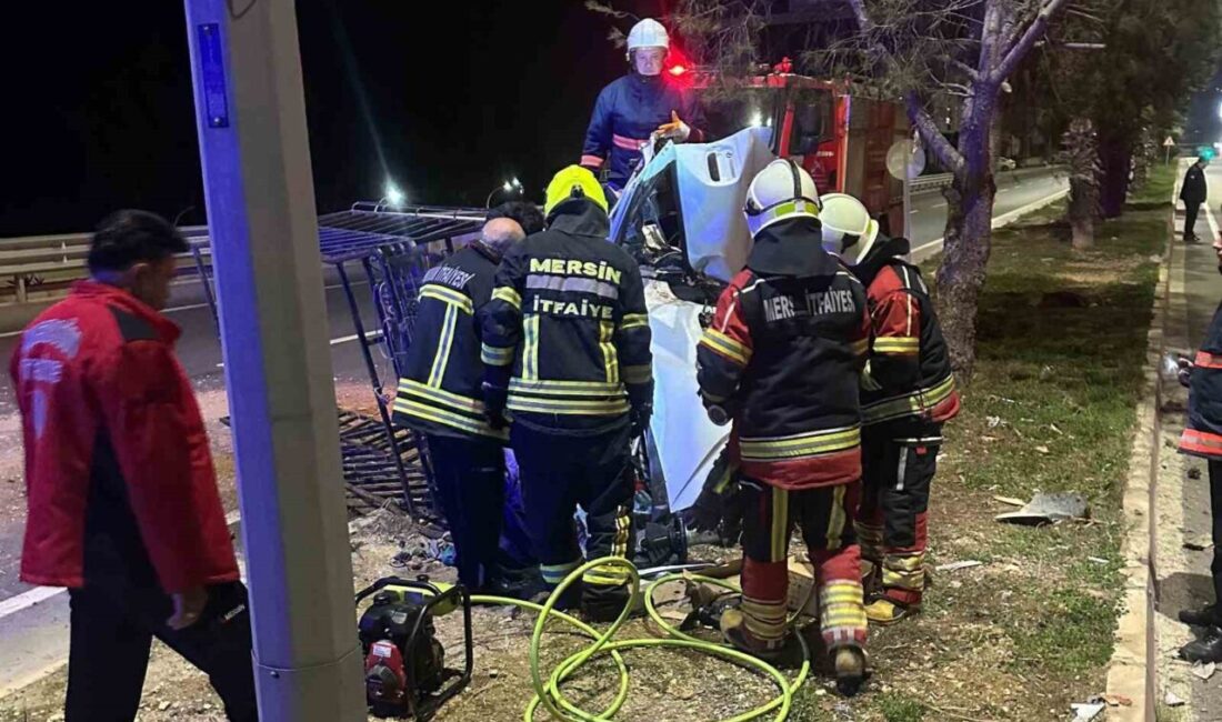 Erdemli ilçesinde meydana gelen trafik kazasında devrilen kamyonette mahsur kalan