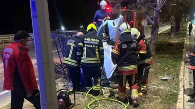 Erdemli ilçesinde meydana gelen trafik kazasında devrilen kamyonette mahsur kalan