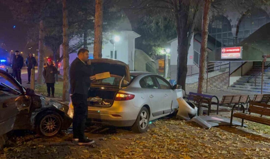 Kocasinan ilçesinde meydana gelen trafik kazasında 2 otomobil çarpışarak cami