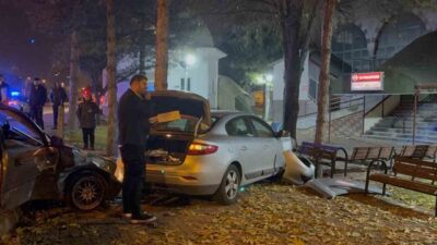 Kocasinan ilçesinde meydana gelen trafik kazasında 2 otomobil çarpışarak cami