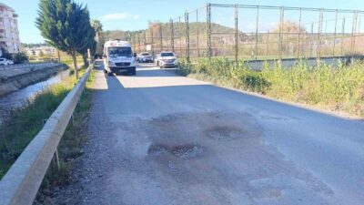 Manavgat ilçesinde, elektrikli scooter ile seyir halindeyken çukurdan kaçmak isterken