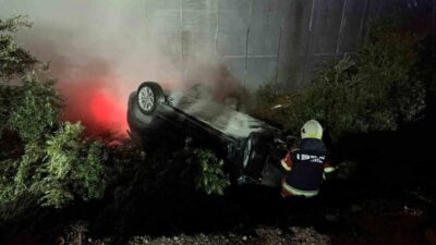 Mersin şehrinde, elektrikli bir aracın seraya çarparak devrilmesi sonucunda meydana