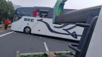 Osmaniye’nin Bahçe ilçesinde sabah erken saatlerde meydana gelen otobüs-tır kazasında