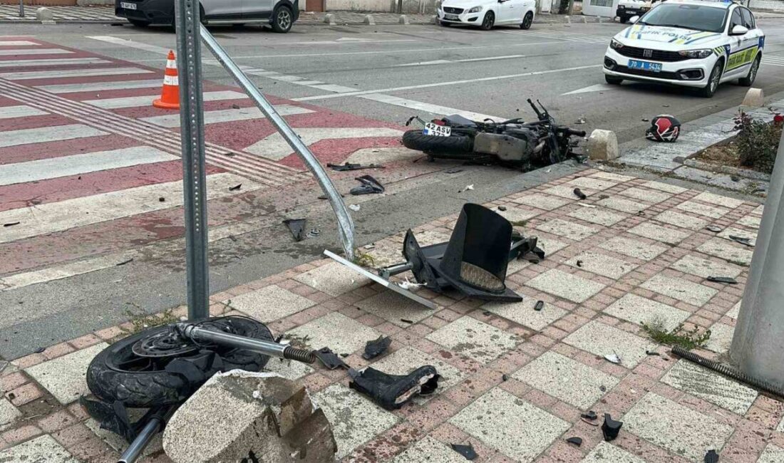 Karaman’da bir servis minibüsü ile motosikletin çarpışması sonucunda motosiklet adeta