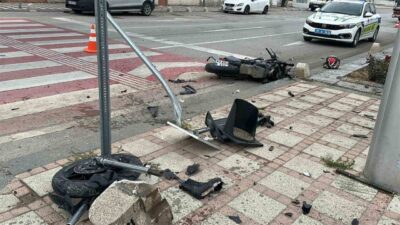 Karaman’da bir servis minibüsü ile motosikletin çarpışması sonucunda motosiklet adeta