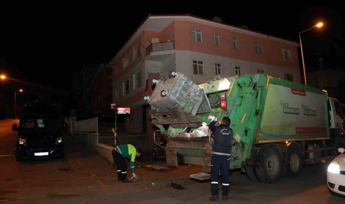 Keçiören Belediyesi’nin Temizlik İşleri Müdürlüğü ekipleri, sokak pazarlarında hijyen standartlarını
