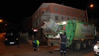 Keçiören Belediyesi’nin Temizlik İşleri Müdürlüğü ekipleri, sokak pazarlarında hijyen standartlarını