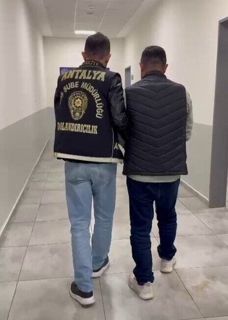 Antalya’da yürütülen operasyonlar kapsamında, kendisini sivil polis olarak tanıtıp vatandaşları