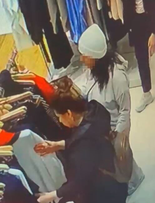 Esenyurt’ta, alışveriş merkezlerinde dolaşarak müşteri kılığında gezen bir kadın hırsız,