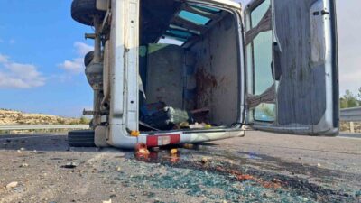 Kilis-Hatay karayolunda bir panelvan aracı ile bir cipin çarpıştığı trafik