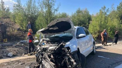 Kilis-Hatay Karayolu’nda meydana gelen trafik kazasında hafif ticari araç ile