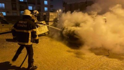 Hatay’ın Kırıkhan ilçesinde, park halinde bulunan hafif ticari araçta meydana