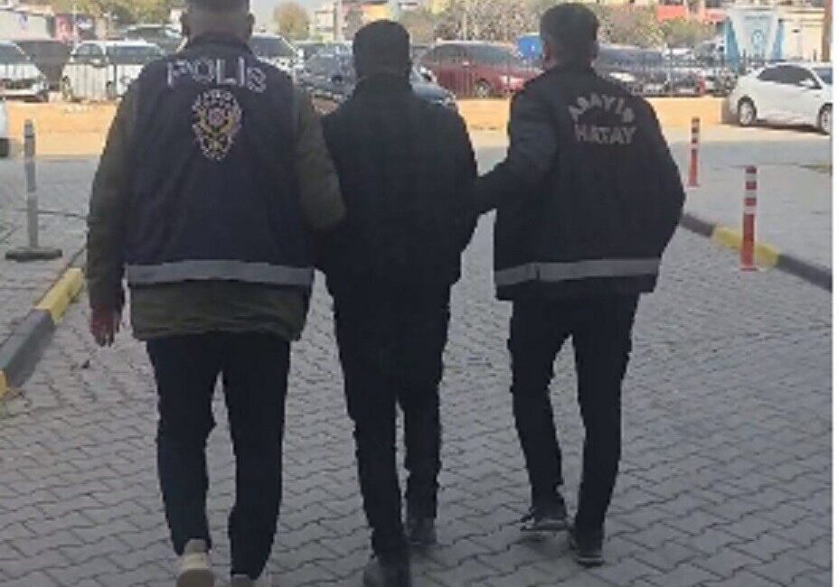 Kırıkhan ilçesinde kaçakların yakalanmasına yönelik operasyonda uyuşturucu ticareti suçundan aranan