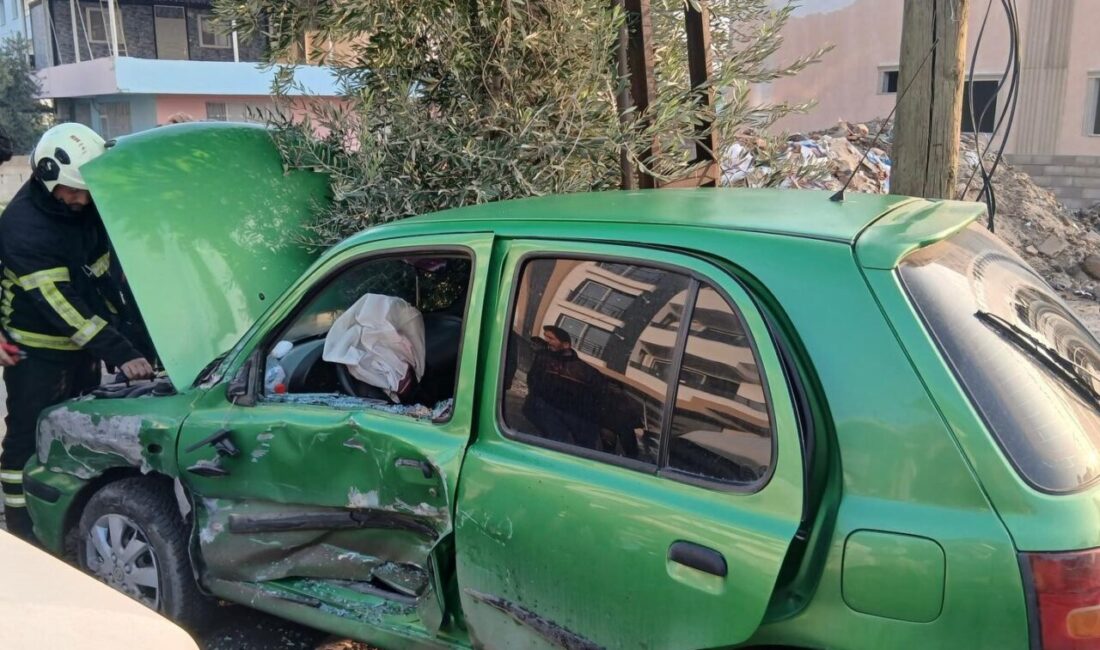 Hatay’ın Kırıkhan ilçesine bağlı Gazi Mahallesi’nde kamyonetle otomobilin çarpışması sonucu