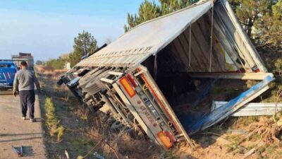Kırıkkale’de meydana gelen trafik kazasında, bir tırın şarampole devrilmesi sonucu