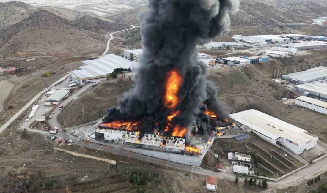 Kırıkkale’deki kimya fabrikasında meydana gelen yangına müdahale edilmeye devam ediliyor.