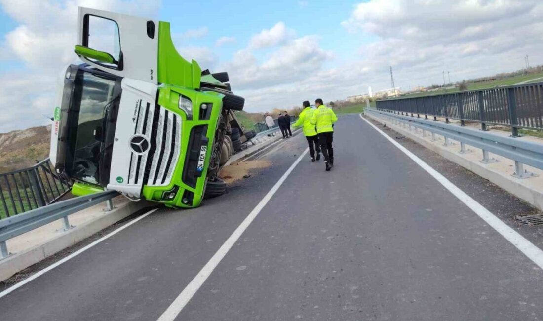 Alacaoğlu Köyü yolunda meydana gelen trafik kazasında, çiftliğe yem taşıyan
