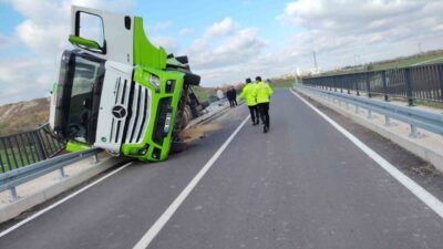 Alacaoğlu Köyü yolunda meydana gelen trafik kazasında, çiftliğe yem taşıyan