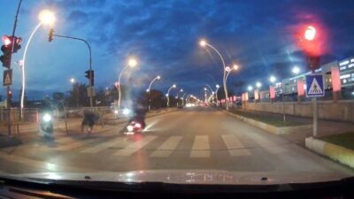 Edirne’de, kırmızı ışıkta geçen bir motosiklet, karşıya geçmeye çalışan bir