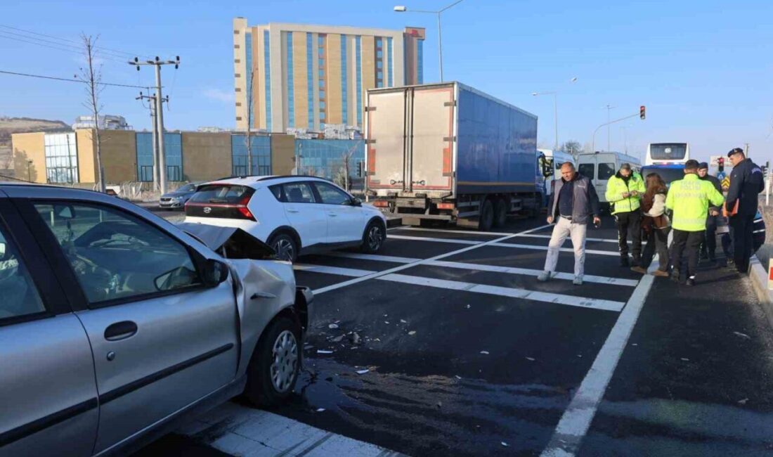 Nevşehir’de meydana gelen trafik kazasında kırmızı ışıkta bekleyen bir minibüs