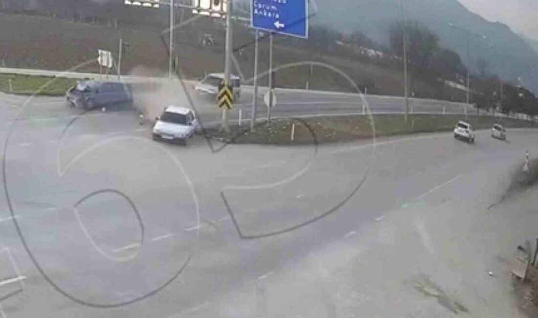Amasya şehrinde meydana gelen bir trafik kazasında, kırmızı ışıkta bekleyen