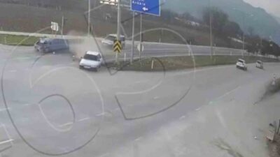 Amasya şehrinde meydana gelen bir trafik kazasında, kırmızı ışıkta bekleyen