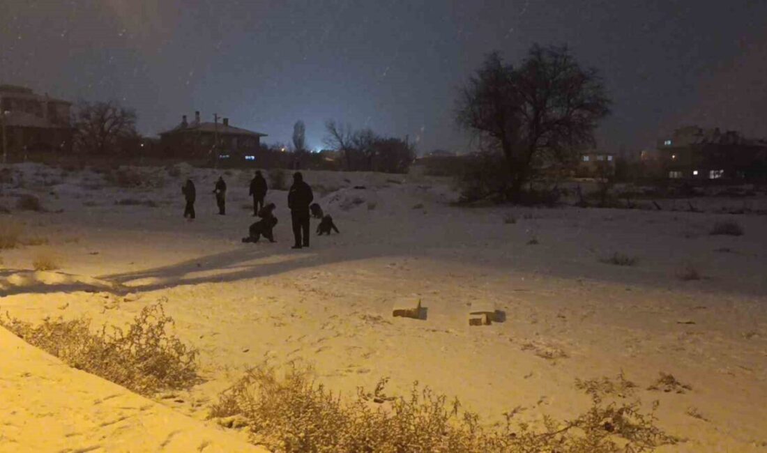 Kırşehir’de hüküm süren soğuk hava, akşam saatlerinde kar yağışına dönüştü.