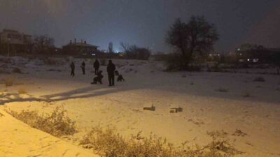 Kırşehir’de hüküm süren soğuk hava, akşam saatlerinde kar yağışına dönüştü.