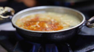 Kırşehir’de kış mevsiminin etkisiyle vatandaşlar, soğuk havalardan korunmak için tercih