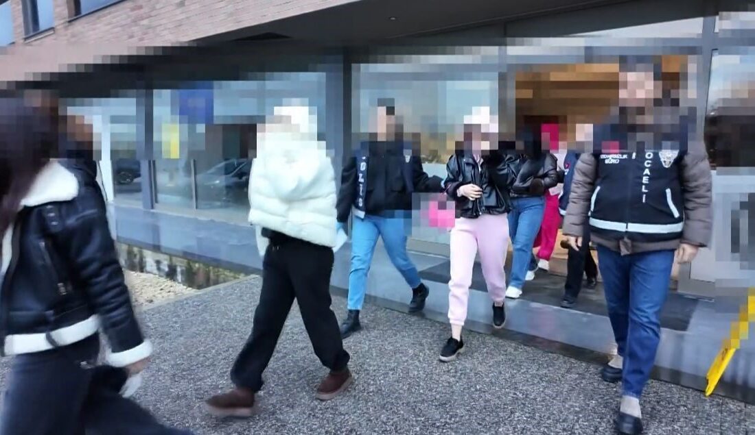Kocaeli merkezli olarak gerçekleştirilen operasyonda, aynı anda üç ilde fuhuşla