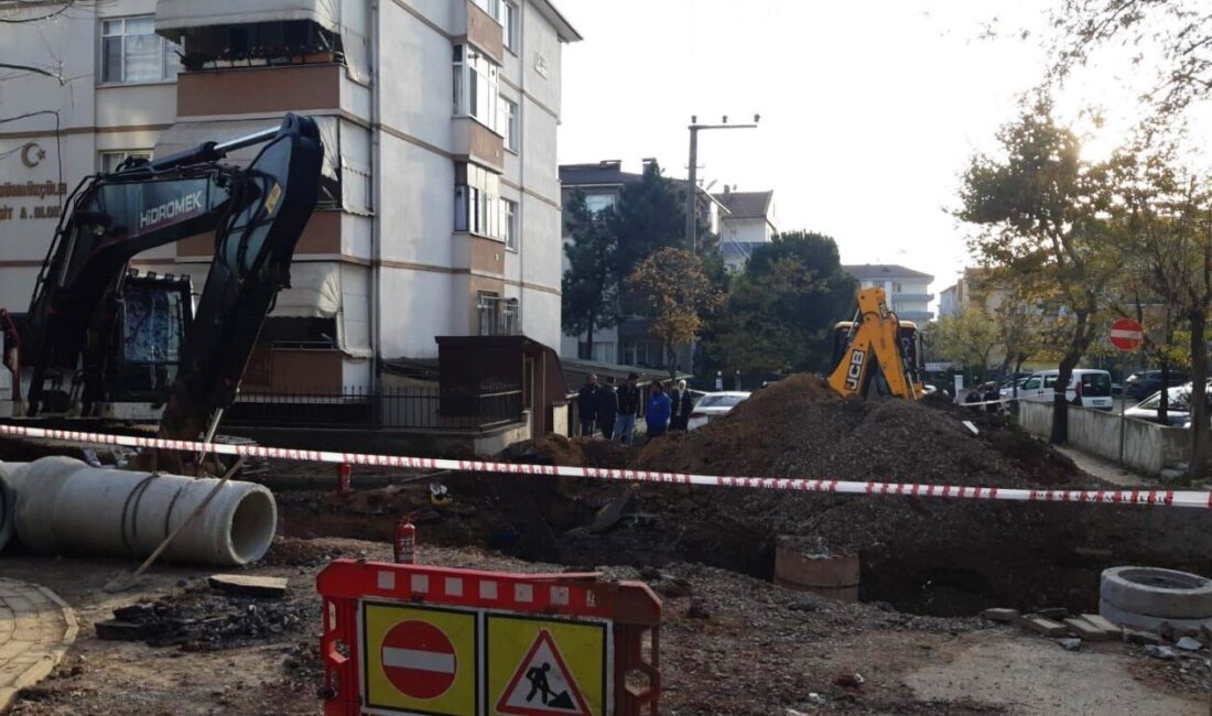 Körfez ilçesinde altyapı çalışmaları sırasında bir iş makinesinin doğalgaz ana