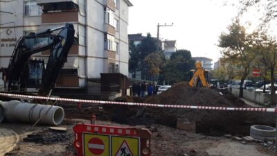 Körfez ilçesinde altyapı çalışmaları sırasında bir iş makinesinin doğalgaz ana