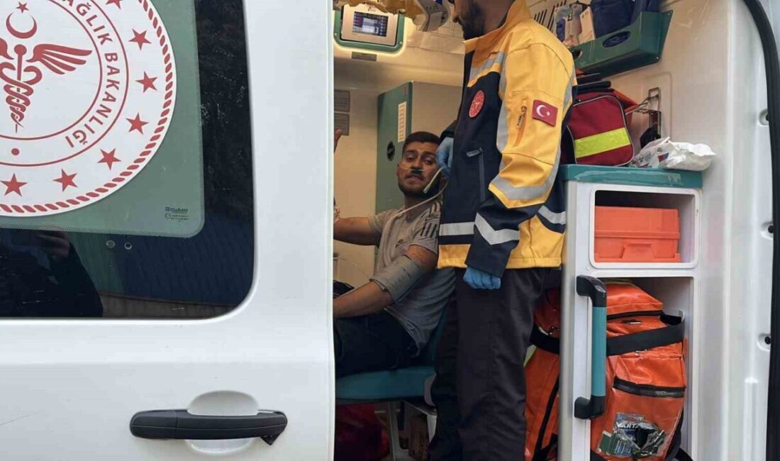 Kocaeli’nin Darıca ilçesinde, bir binanın çatısında çıkan yangında, dumandan etkilenen